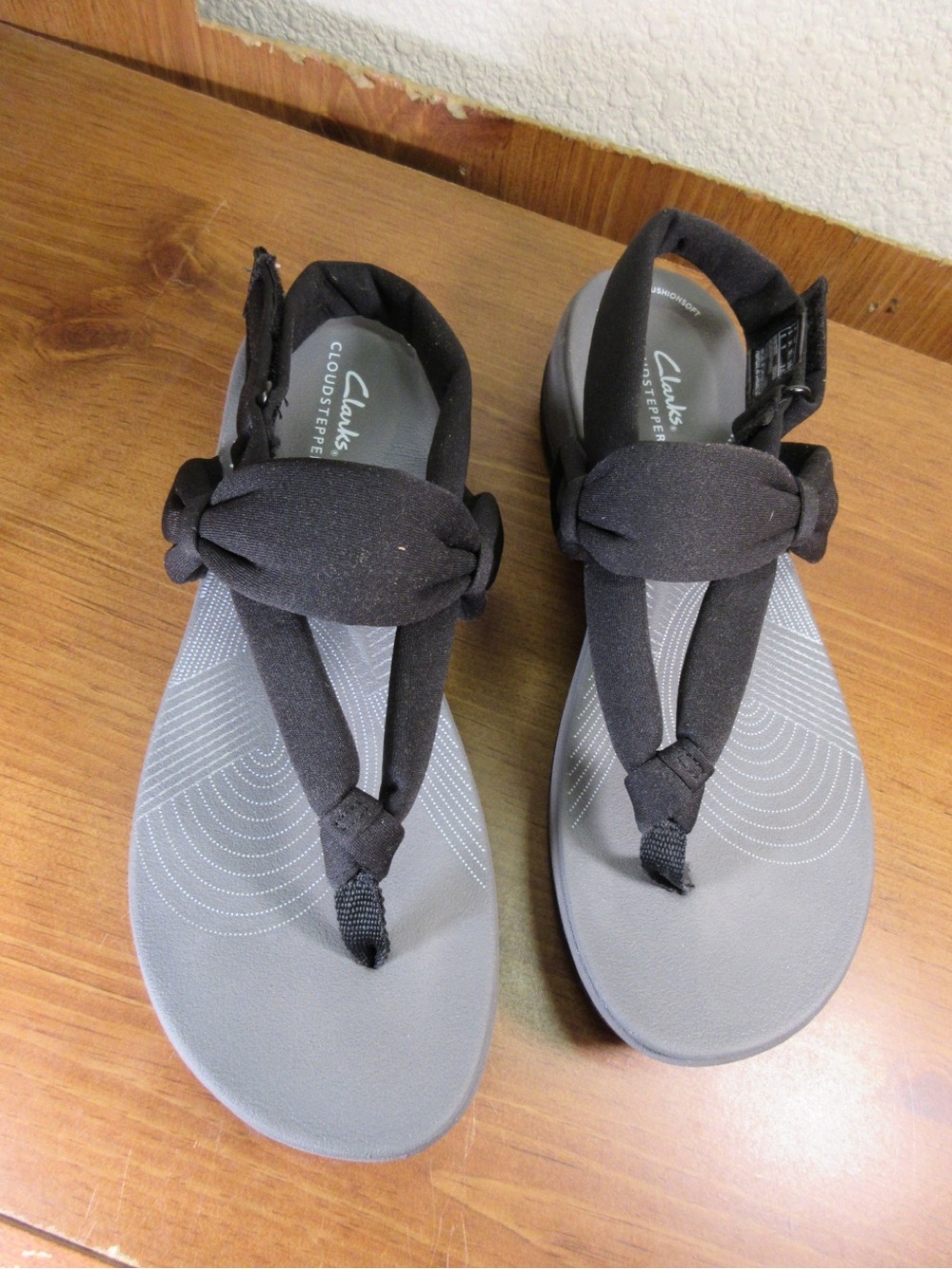Clarks Women's Black and Gray Knot-Front Cloudsteppers Sandals